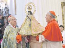 Francisco Robles (izquierda), recibió ayer la titularidad de la Arquidiócesis tapatía de manos de Juan Sandoval (derecha).  /