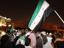 Sirios residentes en Baréin se manifiestan frente a la embajada siria en Manamá. EFE  /