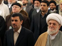 El gobierno del presidente Ahmadinejad (izq) continua amagando a las potencias occidentales.  AFP  /
