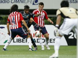 El capitán rojiblanco (d) señala que el Guadalajara buscará más opciones en su juego en próximos partidos. EFE  /