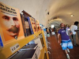 Un grupo de personas compra libros durante la XX edición de la Feria Internacional del Libro de Cuba 2011. EFE  /