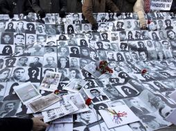 Un grupo de simpatizantes de Garzón ha desplegado decenas de fotografías de algunas de las personas desaparecidas. EFE  /