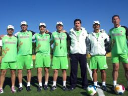 Bajo el mando de Luis Fernando Tena (tercero de derecha a izquierda), tienen el propósito de llegar a final del Preolímpico. MEXSPORT  /
