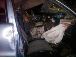 Dos hombres tripulaban el auto compacto, los cuales murieron tras el fuerte impacto.  /