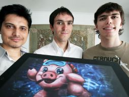 Nicolás (c) y Diego Palacios (d), y el diseñador Andrés Cortés (i) presentan a Eddie el cerdito. EFE  /