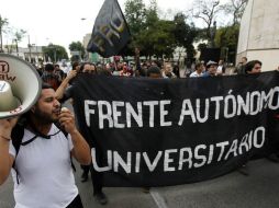 El colectivo bajó del parque Revolución a la avenida Juárez para tomar dos de los cuatro carriles.  /