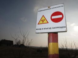 Un cartel que previene sobre el peligro de radiación cerca a la reserva ecológica de Babchin, cerca de Chernobil. EFE  /