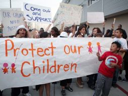 Protestantes marchan cerca de la Escuela Primaria Miramonte. AFP  /