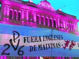 Manifestantes argentinos colgaron una manta fuera de la Casa Rosada. En el que exigen la retirada de los ingleses del país. REUTERS  /