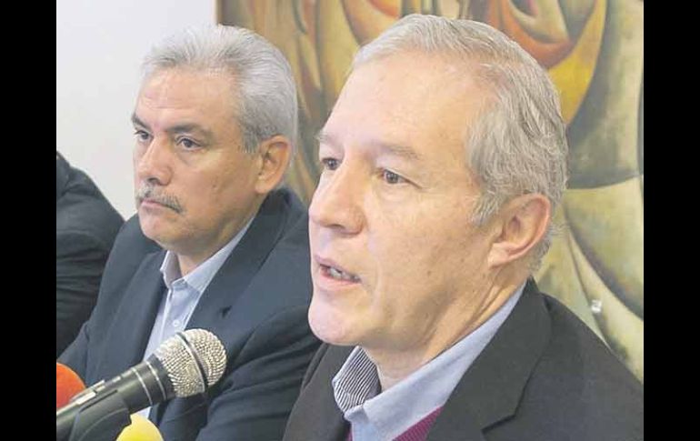 Fernando Guzmán (derecha) destacó el compromiso de Alberto Cárdenas con Jalisco, como una de sus principales cualidades.  /