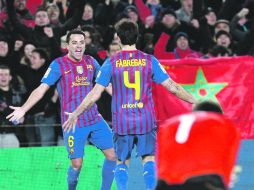 Hernández y Fábregas fueron los héroes del partido al hacer las dos anotaciones del Barcelona. AP  /