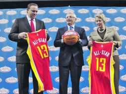 El comisionado de la NBA, David Stern, con el directivo de los Rockets, Tad Brown (izq.) y la alcaldesa de Houston, Annise Parker. AP  /