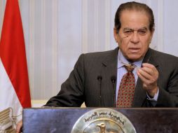 El primer ministro egipcio, Kamal Al Ganzouri, responde a preguntas de los periodistas. EFE  /