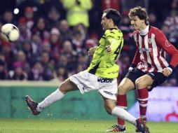 El delantero del Athletic Club Fernando Llorente (d) su primer gol ante la oposición de César Caneda, del Mirandés. EFE  /