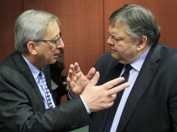 Jean-Claude Juncker (i) habla con el ministro griego de economía, Evangelos Venizelos (d). REUTERS  /