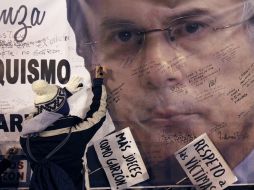 Manifestantes se han concentrado para expresar su indignación y vergüenza por la inhabilitación del juez. EFE  /