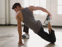 • En el stretching se flexiona y estira el cuerpo de pies a cabeza. THINKSTOCK  /