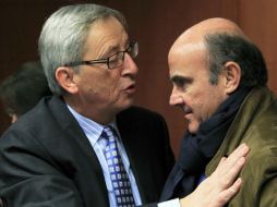 El ministro griego de Finanzas, Evangelos Venizelos (dcha), conversa con el presidente del Eurogrupo, Jean-Claude Juncker. EFE  /