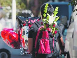 Las rosas y los globos se convierten en artículos de primera necesidad en los días previos al 14 de febrero. ESPECIAL  /