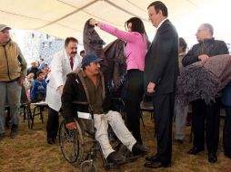 El jefe de gobierno del Distrito Federal, Marcelo Ebrard, repartió cobijas a personas de escasos recursos. NTX  /