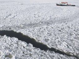 Un barco avanza sobre las aguas congeladas del Río Elba, donde está interrumpida la navegación hasta el Río Oder, en Hamburgo. AP  /
