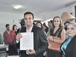 Héctor Robles Peiro muestra su hoja de registro que lo avala como precandidato del PRI a la presidencia municipal de Zapopan.  /