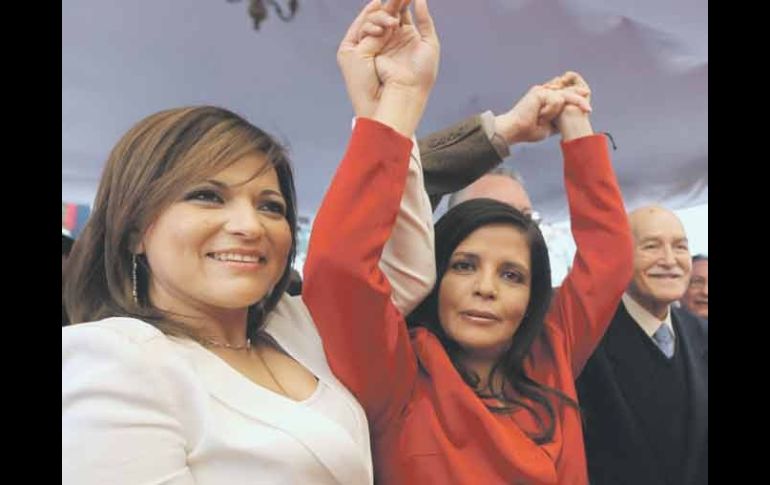 Claudia Delgadillo (izquierda) apoyó el registro de Rocío Corona como precandidata a la alcaldía tapatía.  /