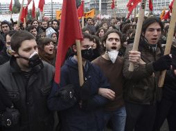 Manifestantes griegos participan en una protesta con motivo de la huelga general en Atenas. EFE  /
