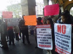 Los inconformes con el cambio de sentido de las calles las calles de Pablo Valdez y Esteban Alatorre se manifiestan en el Palacio.  /