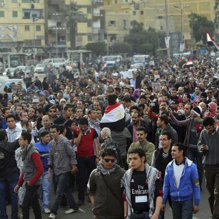 Miles de personas insisten en pedir la renuncia de la Junta Militar en Egipto