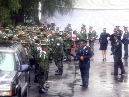 El clima nublado, lluvioso y de baja temperatura obligó a cancelar la ceremonia. EL  UNIVERSAL  /