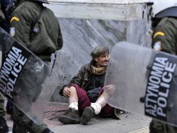 El anuncio de nuevas medidas de austeridad en Grecia provocó la furia de los ciudadanos; la policía reprime las protestas. AFP  /