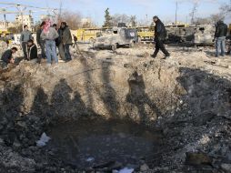 Cráter que ha dejado la explosión del coche bomba en Alepo. EFE  /