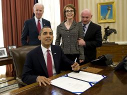 El presidente de EU, Barack Obama, firmando  la Ley para la Prevención del Contrabando con Avionetas Ultraligeras. EFE  /