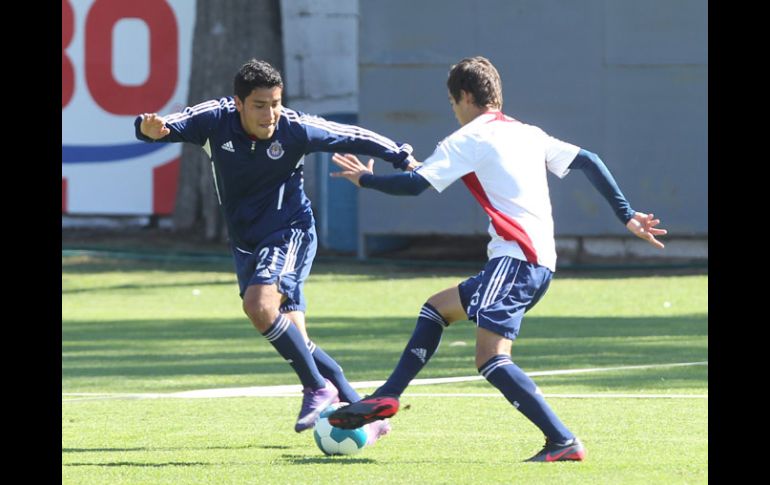 Antonio Salazar (izq) durante el entrenamiento del Guadalajara.  /