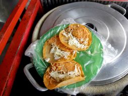 En las muestras de los tacos de arroz con huevo que repartieron en el mitin encontraron una fuerte bacteria.  /