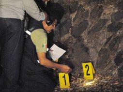 Peritos del Instituto Jalisciense de Ciencias Forenses (IJCF) y voluntarios lograron extraer el cádaver del baranco. ARCHIVO  /