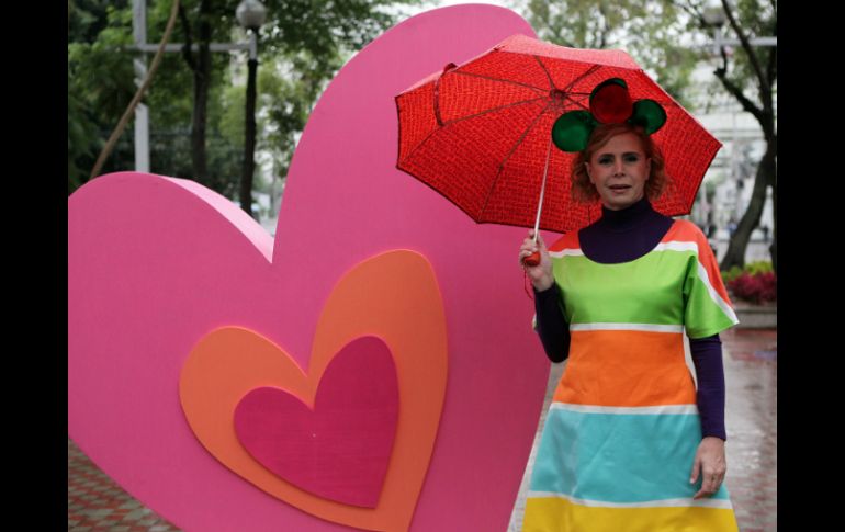 La diseñadora española, Agatha Ruiz De la Prada, junto a su escultura donada a Guadalajara, en Paseo Chapultepec.  /