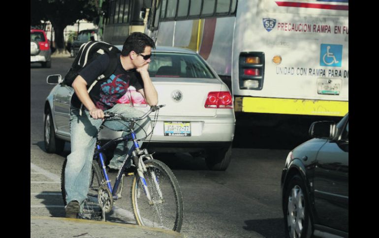 Seguir o parar. Además de sortear los automóviles y peatones que de vez en cuando invaden las ciclovías también consumen todo el smog.  /