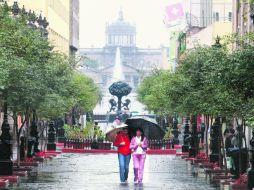 En Guadalajara la lluvia ahuyentó a los paseantes. El Servicio Meteorológico Nacional pronostica precipitaciones durante tres días más.  /