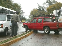 El agua complicó la vialidad en avenidas como el eje Javier Mina-Juárez desde la zona de la Calzada hacia el Poniente. ARCHIVO  /