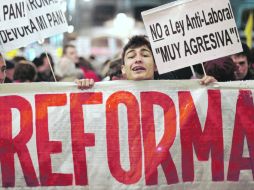 Los españoles salieron a la calle a protestar por la nueva medida laboral, que pretende dar más facilidades de contratación. AP  /