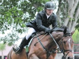 Alejandro Urrea monta a “Matilda” durante la Gala Hípica 2012.  /