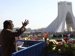 El presidente Ahmadinejad anunció a una multitud que proximamente el mundo conocerá sus logros. EFE  /