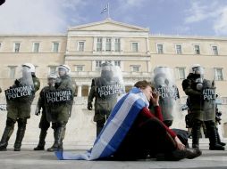 Policias hacen guardia durante el desarrollo de una protesta frente al parlamento griego . EFE  /