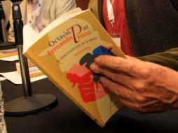 El recorrido por el legado de Pessoa está salpicado por cuadros, fotografías, libros digitales y físicos. ARCHIVO  /