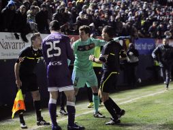 Fábregas reclama al árbitro la anulación de un gol que pudo dar el empate al Barcelona. AP  /
