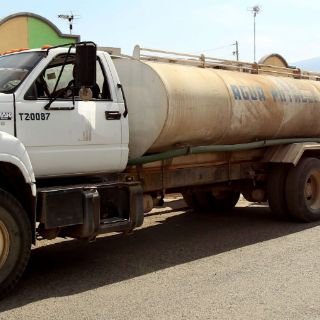 Sedesol abastece con agua a afectados por sequía