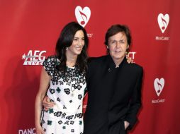 El cantante y compositor británico Paul McCartney y su esposa Nancy Shevell posan en la alfombra roja. EFE  /