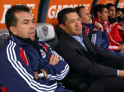 Ignacio Ambriz (centro) tiene mucho trabajo por hacer en el Guadalajara. MEXSPORT  /